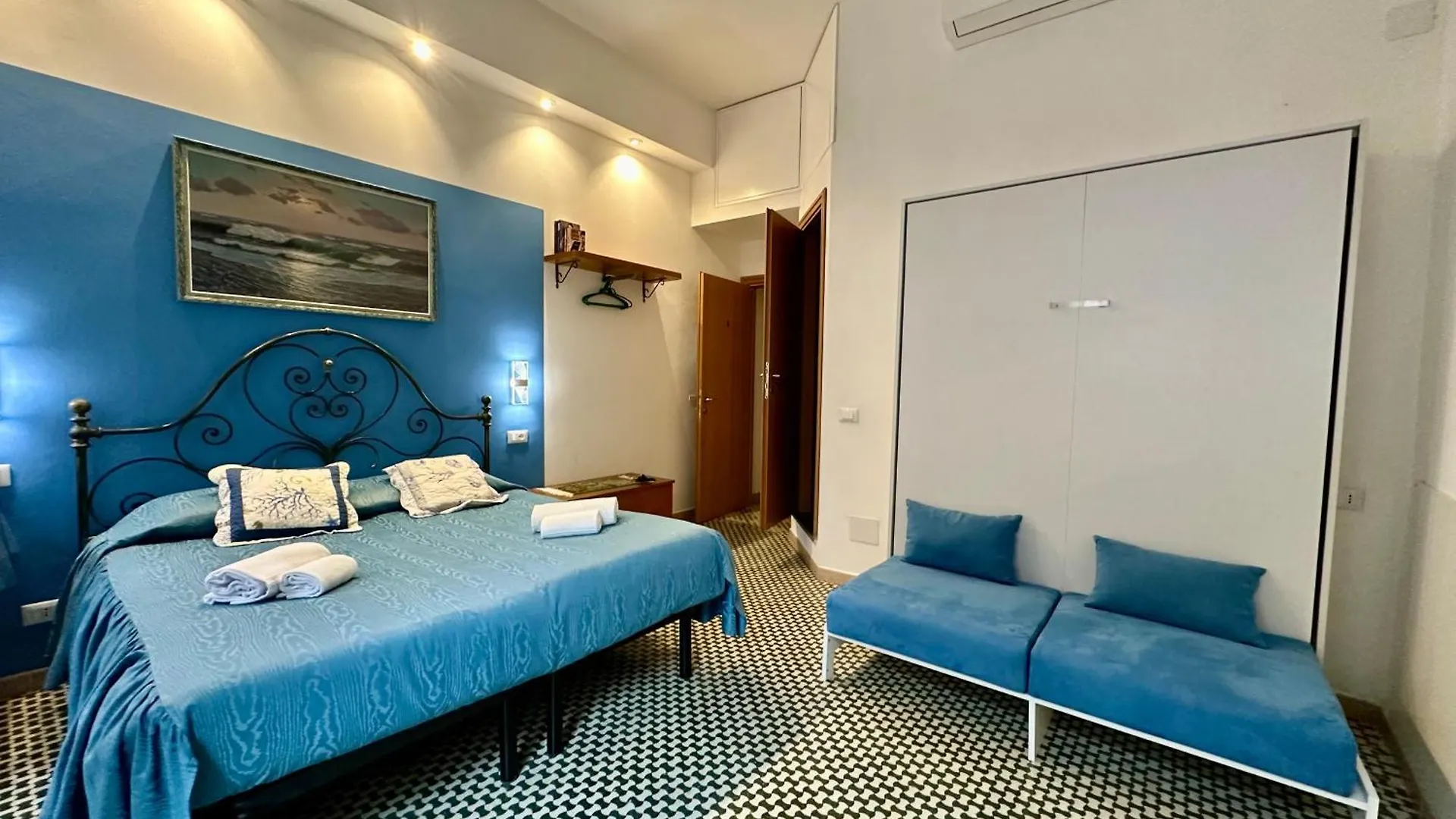 The Vernazza Main Plaza - Rooms & Apartment 0*,  Italy