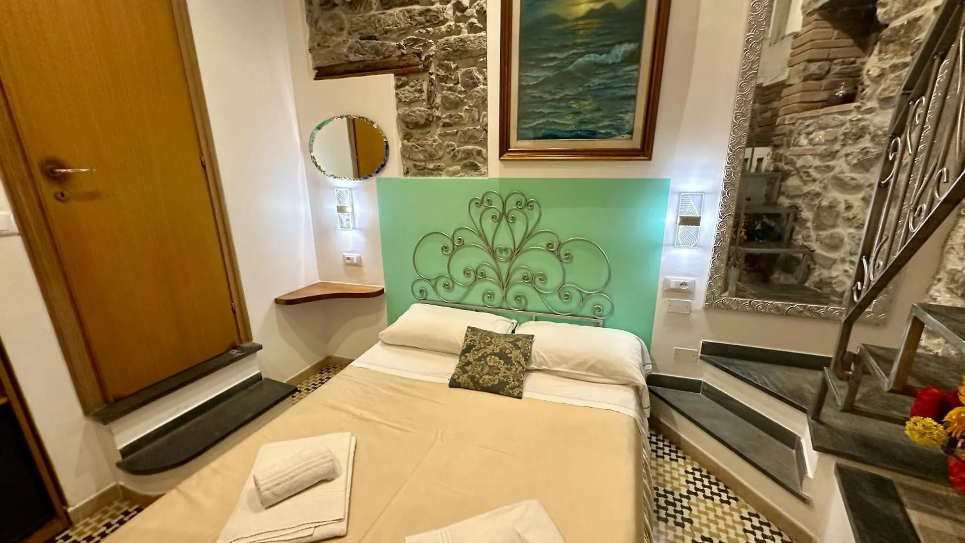 The Vernazza Main Plaza - Rooms & Apartment 0*,  Italy