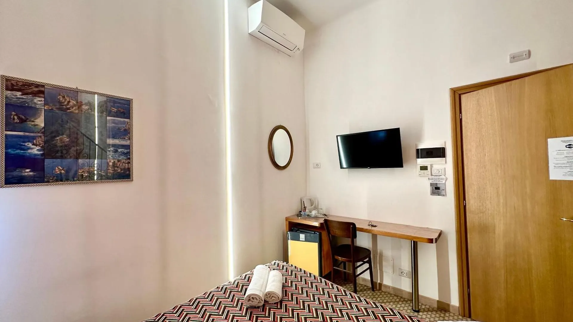 The Vernazza Main Plaza - Rooms & Apartment