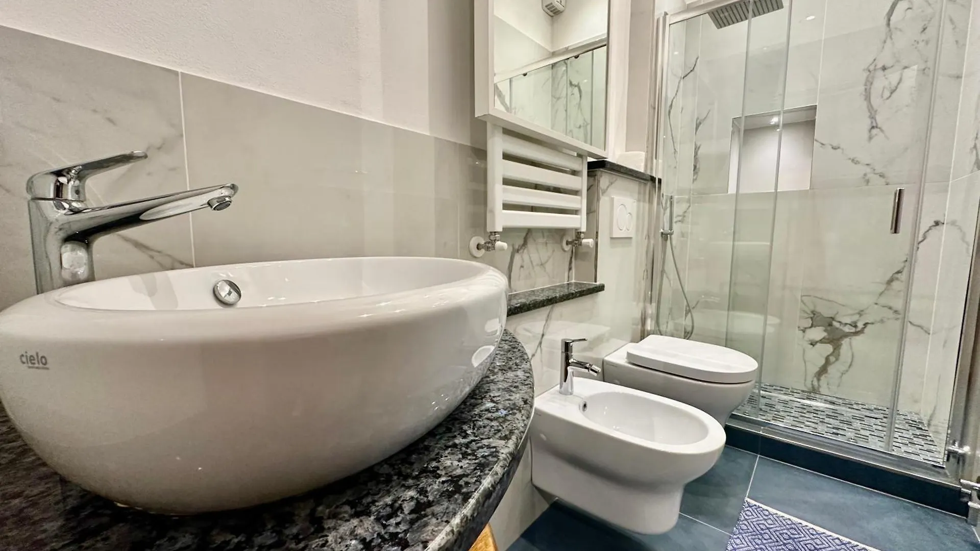 The Vernazza Main Plaza - Rooms & Apartment