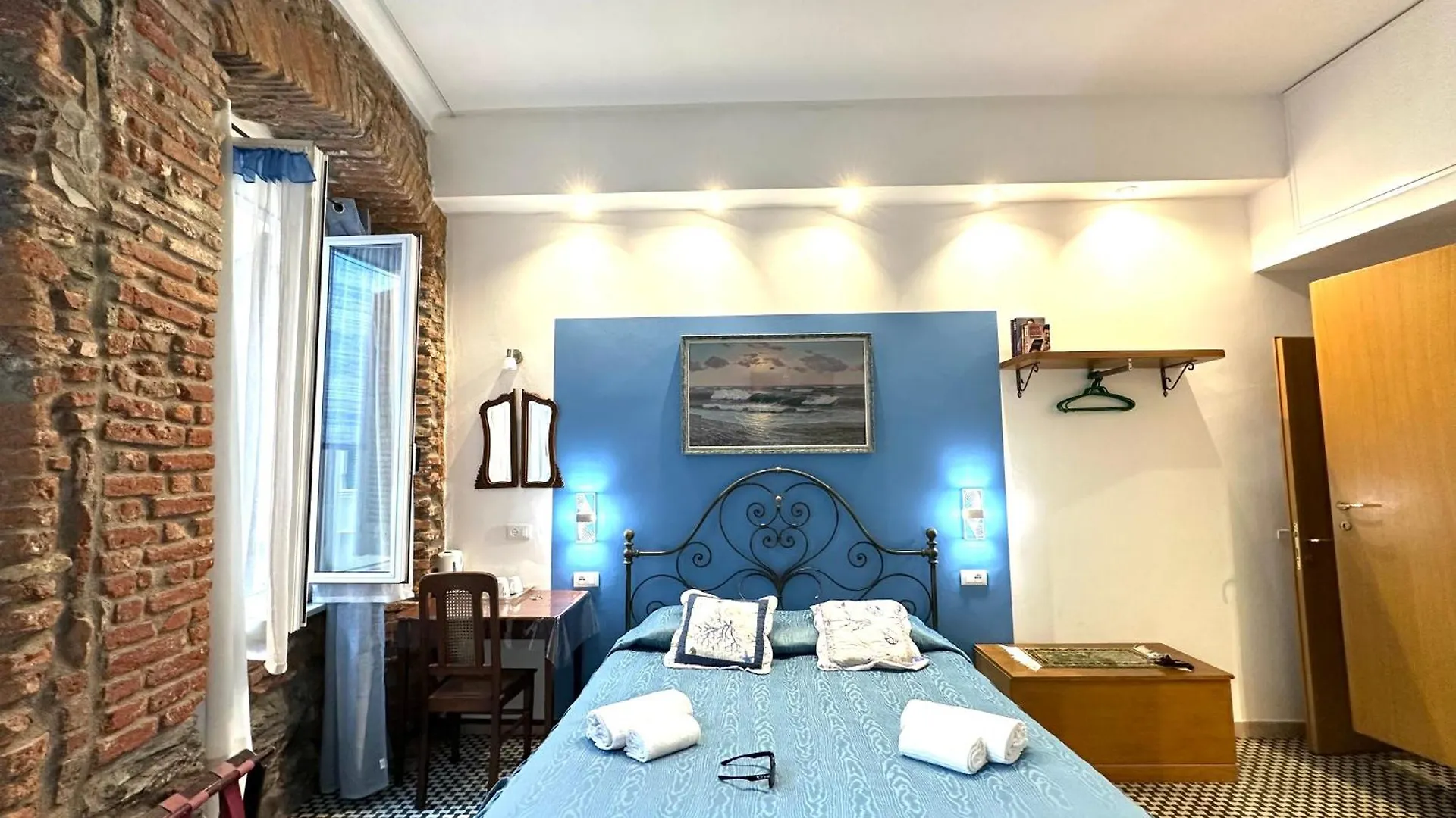 The Vernazza Main Plaza - Rooms & Apartment