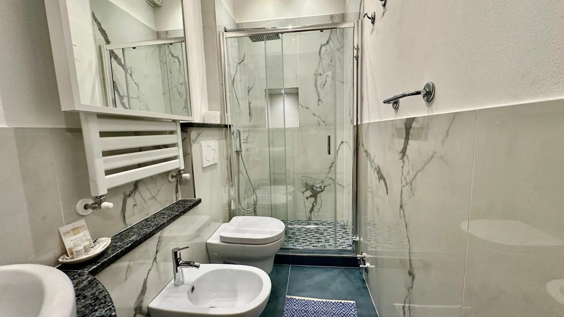 The Vernazza Main Plaza - Rooms & Apartment Guest house