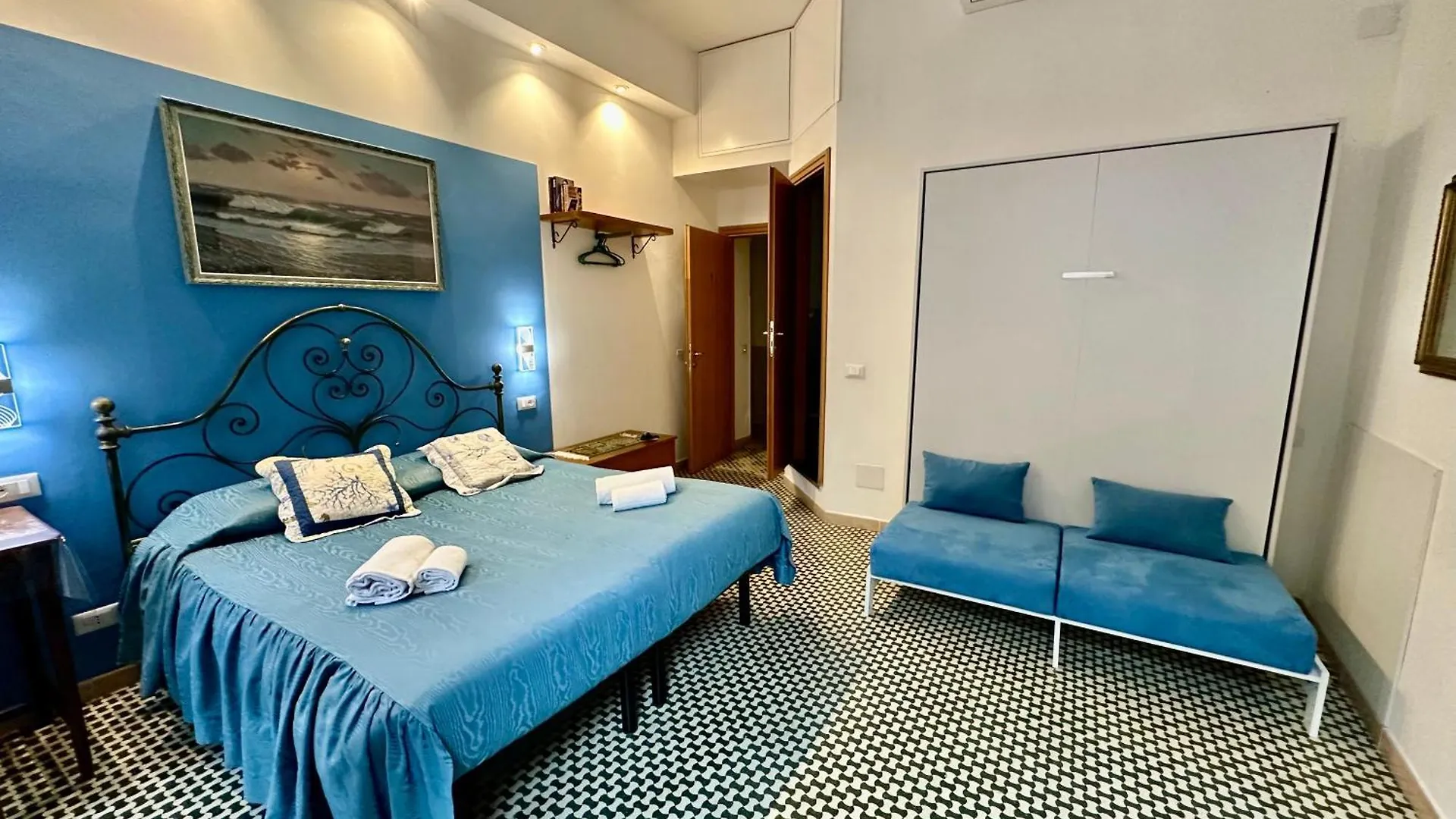 The Vernazza Main Plaza - Rooms & Apartment Guest house