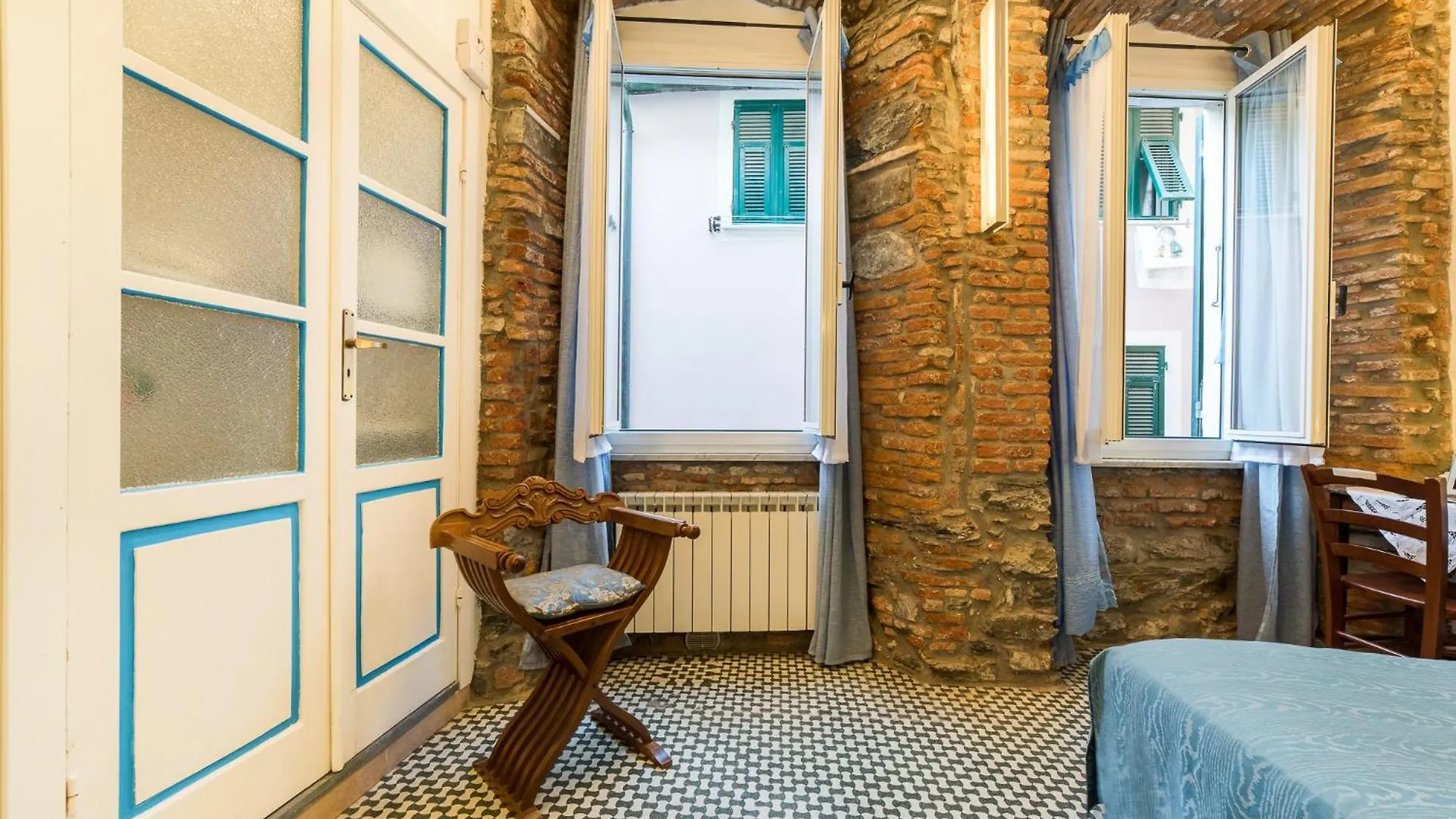 The Vernazza Main Plaza - Rooms & Apartment