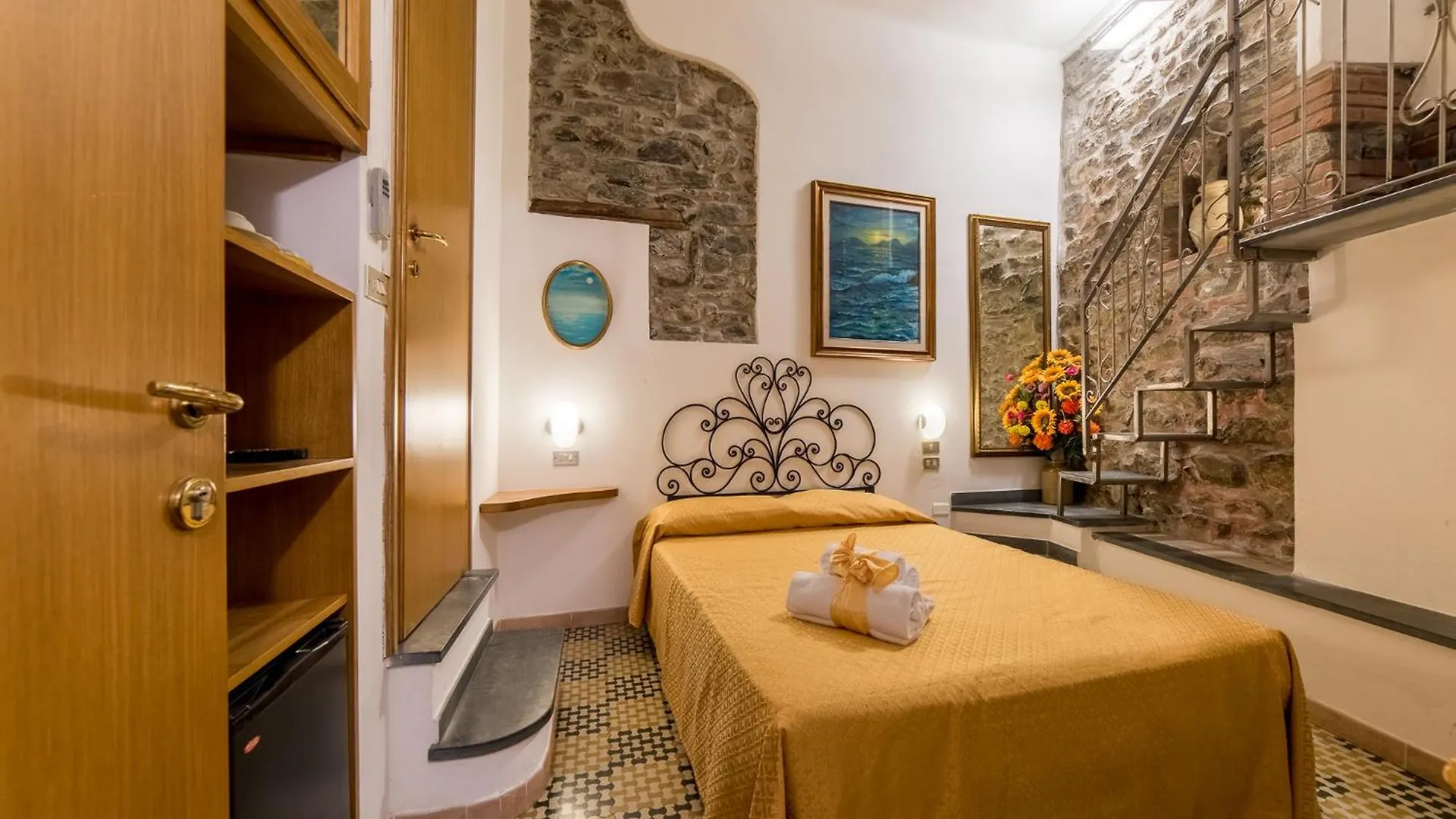 The Vernazza Main Plaza - Rooms & Apartment 0*,