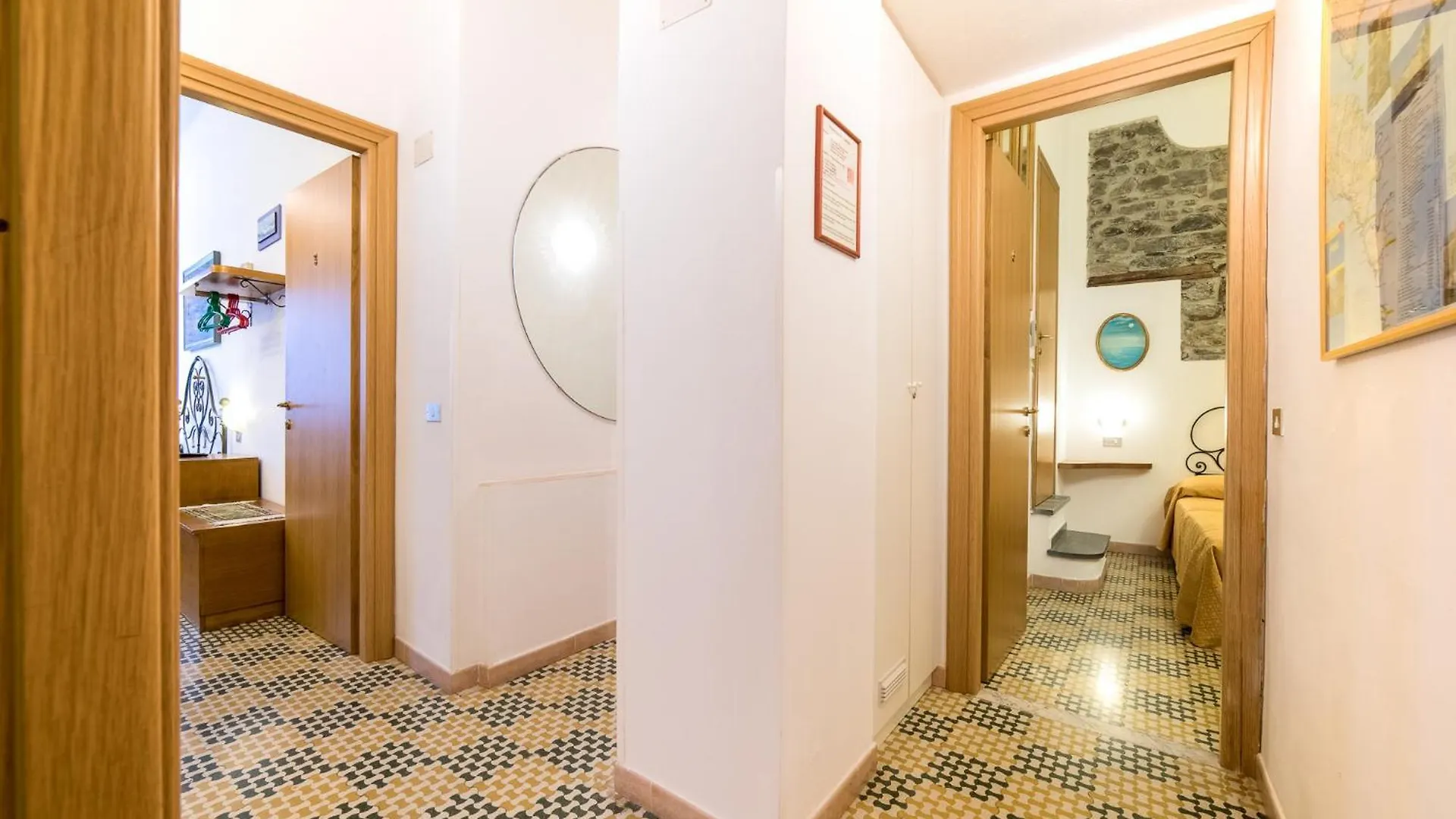 The Vernazza Main Plaza - Rooms & Apartment